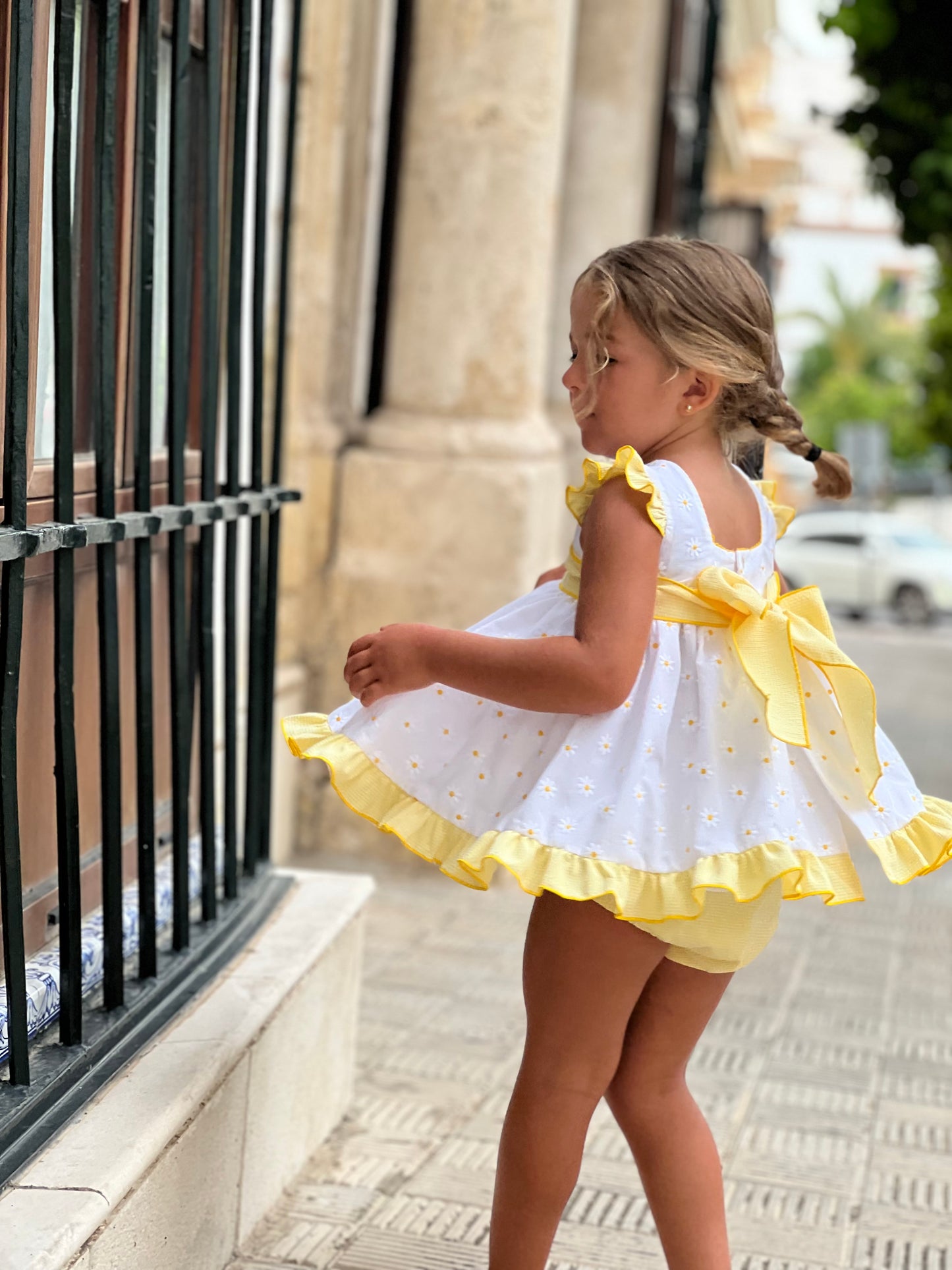 Yellow dress with daisies