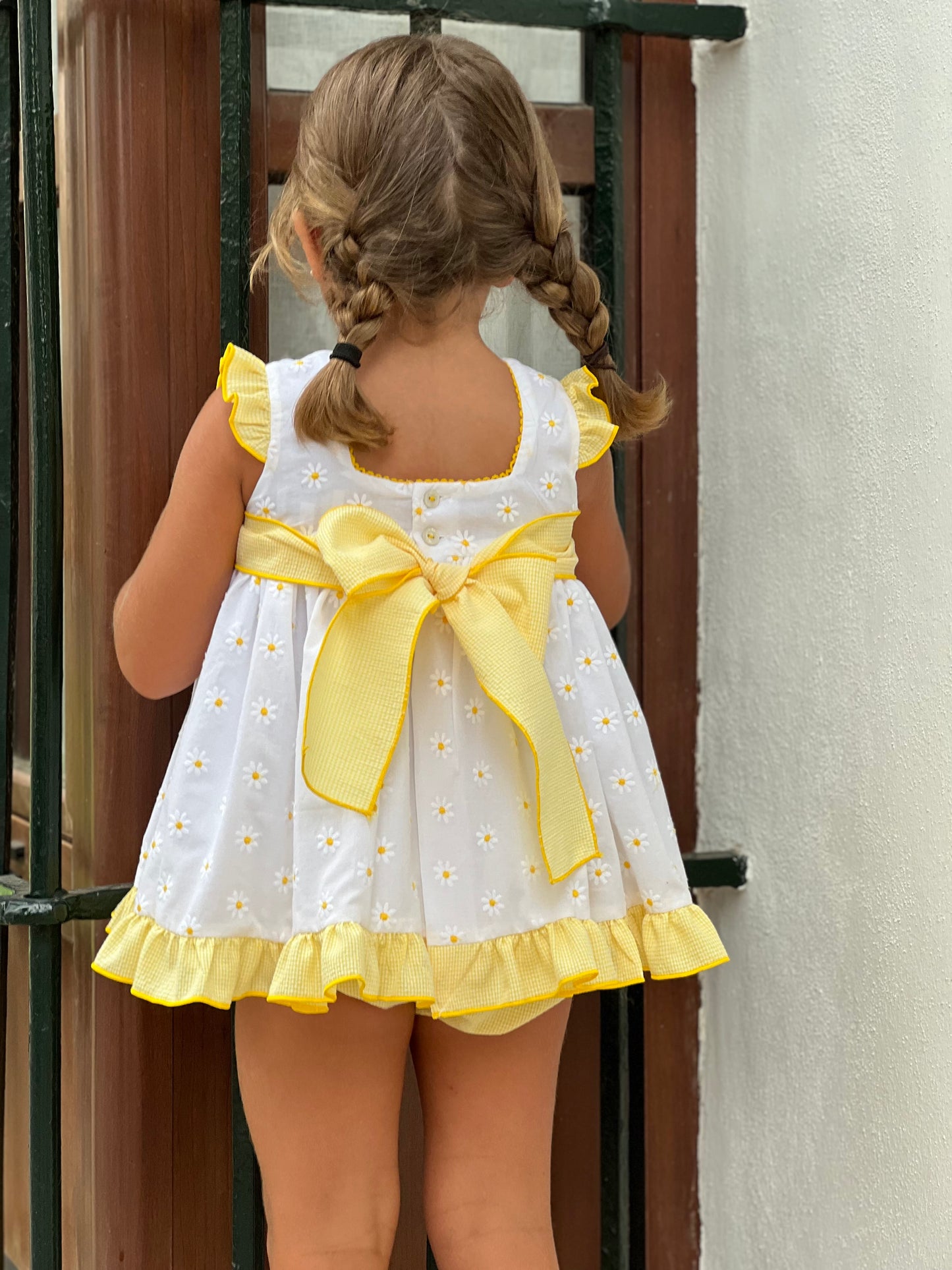 Yellow dress with daisies
